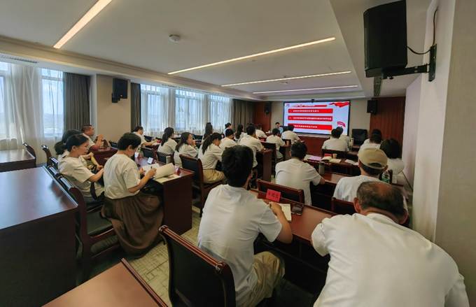 人们在房间里AI 生成的内容可能不正确。